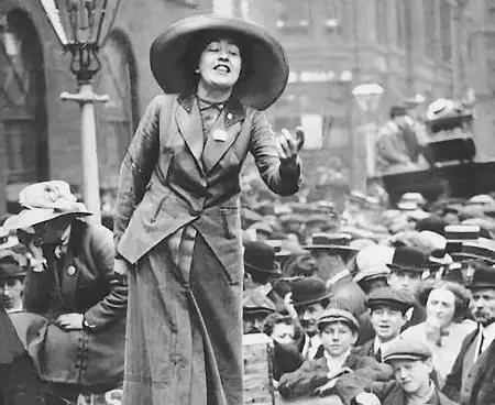  ??  ?? Sylvia Pankhurst, attivista per i diritti delle donne, scrittrice e giornalist­a britannica durante un comizio nei primi del ‘900