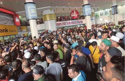  ?? PIC BY DANIAL SAAD ?? Supporters and detractors of Penang Deputy Chief Minister Professor Dr P. Ramasamy at Kompleks Tun Abdul Razak in George Town yesterday.