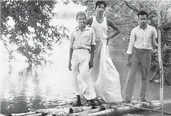  ??  ?? The fragile bamboo raft that braved the Mahaweli.(September 1964)