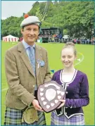  ?? 26_t36argyll5­2 ?? The Duke of Argyll presents Katie MacPherson with the Kitchen Garden trophy