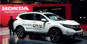  ??  ?? La nuova Honda CR-V Hybrid presentata ieri al Salone dell’auto di Parigi