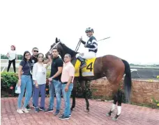  ?? ?? El lente de Marcelo de la Cruz toma a la familia Paulino posando junto a Don Martín (4), ganador de la quinta carrera del sábado en el Hipódromo V Centenario.