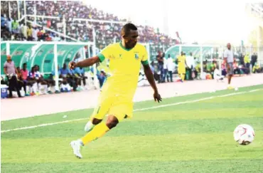  ??  ?? Amos Gyang in action for Kano Pillars durig last season's Nigeria Profession­al Football League