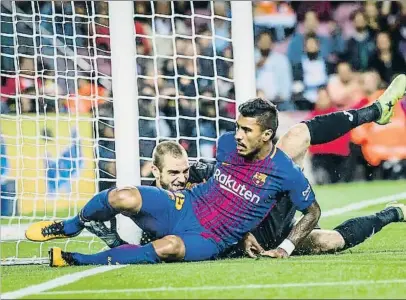  ?? LLIBERT TEIXIDÓ ?? Paulinho trata de superar a Pau López, anoche en el Camp Nou