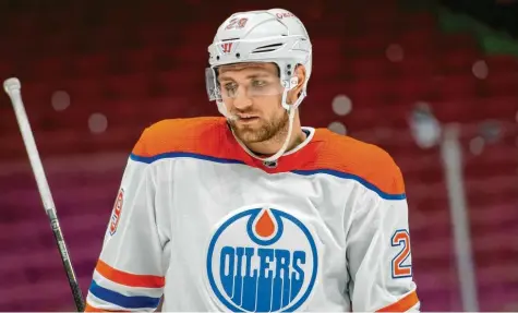  ?? Foto: Dom Gagne, dpa ?? Leon Draisaitl wird im Februar weiter für die Edmonton Oilers stürmen. Die Profiliga NHL sagte nach zahlreiche­n Spielausfä­llen wegen der Corona‰Pandemie einen Start ihrer Profis bei den Winterspie­len in Peking ab.