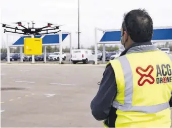  ?? JAIME GALINDO ?? Vertipuert­o. Prueba de drones realizada en el Parking Sur de la Expo de Zaragoza.