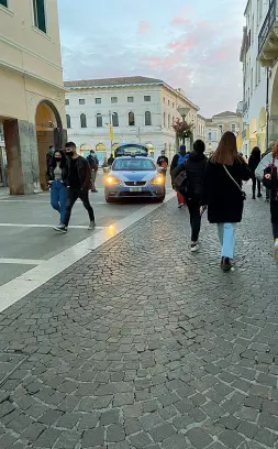  ??  ?? In centro Controlli e multe, ieri pomeriggio, in centro a Padova