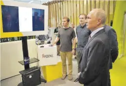  ?? ALEXEY DRUZHINYN / EFE ?? Putin, en una visita a las oficinas de Yandex, el Google ruso, en el 2017.