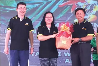  ??  ?? (From right) Mawan receives a token of appreciati­on from Felicia, as Repok assemblyma­n Dato Sri Huang Tiong Sii’s representa­tive Anthony Tan looks on.