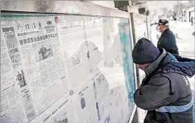  ?? EFE ?? Pekín. Dos personas leen los periódicos en un tablón de anuncios.