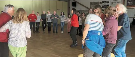  ?? | PHOTO : OUEST-FRANCE ?? Au centre du cercle, Justine Arze, danseuse du cercle celtique de Vannes, qui apprend aux élèves de tous âges les bases des danses bretonnes.