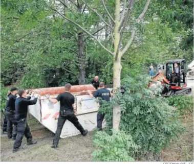  ?? FRIEDEMANN VOGEL / EFE ?? Policías alemanes durante las tareas de búsqueda de pistas sobre el caso Madeleine en Hannover.