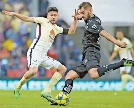  ??  ?? Oribe Peralta pelea el balón con Nicolás Sánchez, del Monterrey