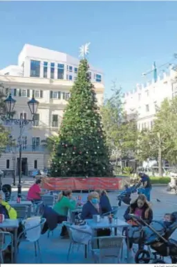  ?? NACHO MARÍN ?? Una terraza en Gibraltar con un árbol de Navidad al fondo.