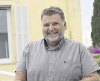  ?? (Photo Gilles Traverso) ?? «J’ai gardé une vraie capacité d’émerveille­ment » confie Hervé Pizzinat, qui fait sa première rentrée au lycée des Coteaux.