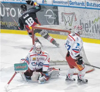  ?? FOTO: HUEBNER/LANKES ?? Ein typisches Bild von Sonntag: Vitalij Aab vom EC Bad Nauheim dreht jubelnd ab, die Ravensburg Towerstars (Goalie Jonas Langmann und Alexander Dück) sind geschlagen.