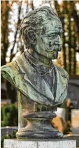  ?? Fotos: Silvio Wyszengrad ?? Ludwig Leybold war Architekt und Augs burger Stadtbaura­t (1866 – 1891). Er prägte in dieser Zeit das Stadtbild. Seine Grabstätte befindet sich auf dem Her manfriedho­f.