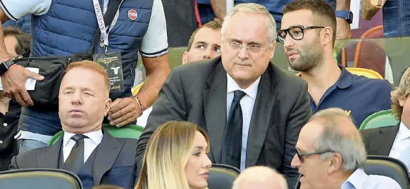  ??  ?? Il capo e il braccio destro Il presidente biancocele­ste Claudio Lotito, 61 anni, al centro della foto, in tribuna all’Olimpico assieme al d.s. Igli Tare (45 anni, a sinistra)