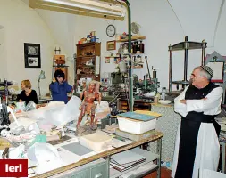  ??  ?? Nel laboratori­o di restauro dei libri della Certosa ancora in funzione, mentre padre Sisto sovrintend­e ai lavori con due stagiste all’opera