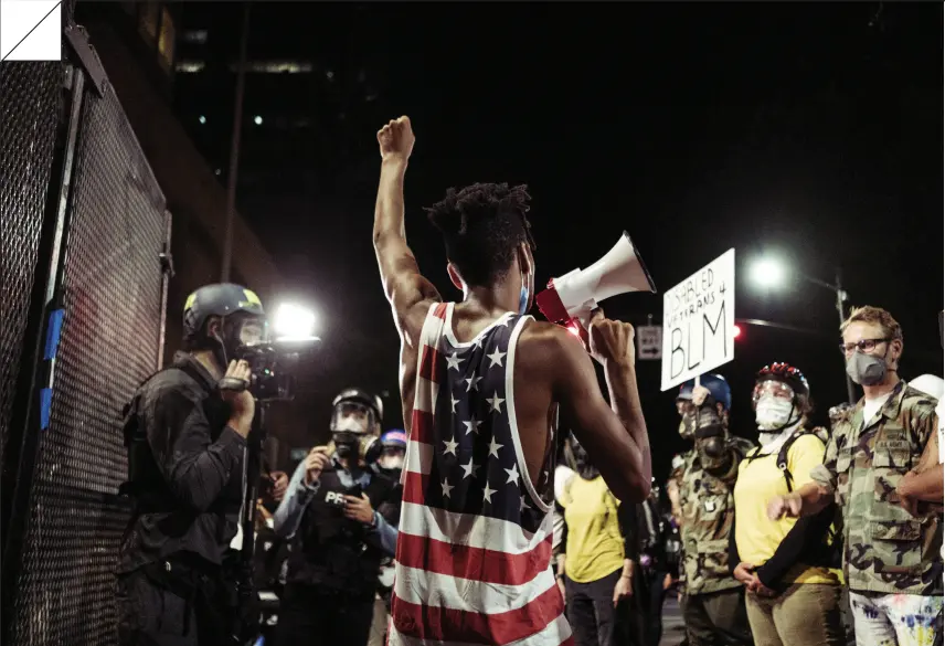  ?? Mason Trinca/nyt ?? CALLES CALIENTES. Manifestan­tes protestan contra la violencia policial y la administra­ción Trump en Portland, Oregon, en julio pasado