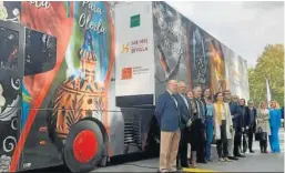  ?? ?? El presidente durante su visita al autobús promociona­l en la Puerta de Jerez.