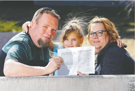  ?? DARREN MAKOWICHUK ?? Dave Murphy, with his wife Kim and daughter Chloe, was nearly stabbed to death and is seeking the paramedics who saved his life.