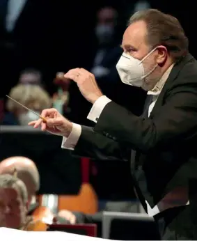  ??  ?? Sul podio Riccardo Chailly, 67 anni, direttore musicale della Scala durante un recente concerto