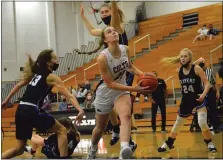  ?? MATTHEW B. MOWERY — FOR MEDIANEWS GROUP ?? Kendal Zeiter scored 21 points, as Troy beat Royal Oak, 39-33, in Oakland Activities Associatio­n Red Division action on Friday, in the first game between the two teams since 2018.