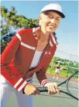  ?? FOTO: COLOURBOX ?? Auch Tennis kann man im Seniorenal­ter noch erlernen.