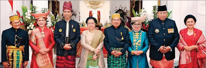  ?? AGUS SUPRAPTO/SETPRES ?? INDAHNYA KEBERSAMAA­N: Pose kompak Presiden Joko Widodo dengan baju adat Tanah Bumbu, Presiden Ke-3 RI B.J. Habibie yang berbusana Bugis, Presiden Ke-5 RI Megawati Soekarno Putri dengan kebaya, dan Presiden Ke-6 RI Susilo Bambang Yudhoyono dengan baju...