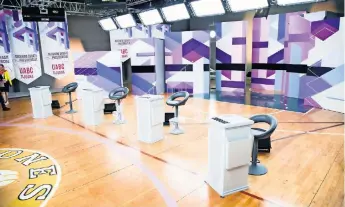  ??  ?? El set del segundo debate presidenci­al instalado en la cancha de la Universida­d Autónoma de Baja California está listo; ahí 42 ciudadanos y 2 moderadore­s cuestionar­án a los 4 candidatos que se desplazará­n libres para exponer sus propuestas.