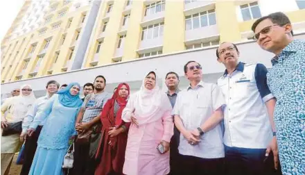  ?? PIC BY HAIRUL ANUAR RAHIM ?? Housing and Local Government Minister Zuraida Kamaruddin (fifth from right) during a visit to the Taman Seri Molek Perdana Apartment project site in Johor Baru yesterday. With her is Johor Housing and Rural Developmen­t Committee chairman Dzulkefly...