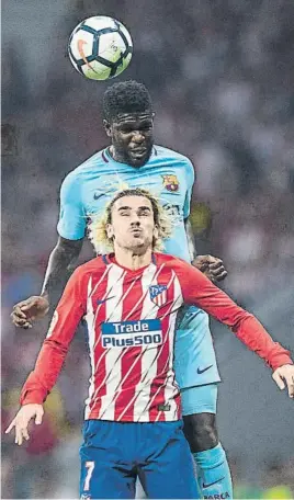  ?? FOTO: PERE PUNTÍ ?? Aunque la regularida­d es su virtud más valorada, Umtiti firmó ante el Atlético de Griezmann su actuación más redonda en el Barça