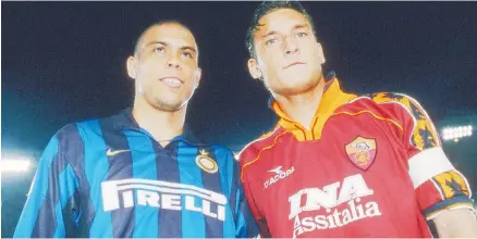  ??  ?? Il Fenomeno Ronaldo con Francesco Totti: coetanei, avversari a cavallo degli Anni Duemila, ma il brasiliano si è arreso molto presto a una serie di guai fisici