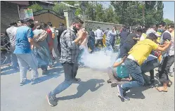  ?? WASEEM ANDRABI/HT PHOTO ?? Police fire tear gas to disperse Pandits protesting the killing of Rahul Bhat.