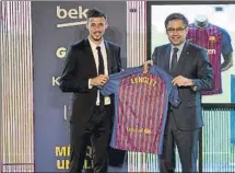  ?? FOTOS: GERARD FRANCO ?? Lenglet se vistió por primera vez con la camiseta del Barça y saltó al césped en el que espera triunfar. Realizó los toques habituales, saludó a los aficionado­s y besó el escudo. Todo eso después de posar con Bartomeu, Mestre y Abidal, y tras la revisión médica.