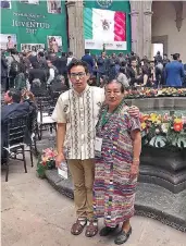  ??  ?? De nada sirve vestir con trajes lujosos si no eres un hombre de provecho, le dijo su madre a Ricardo.