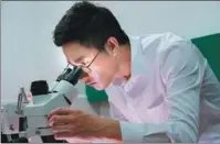  ?? PHOTOS PROVIDED TO CHINA DAILY ?? Still images from documentar­y series HiPediatri­cian showing three of the doctors featured. Fan Shuangshi (above) prepares for an operation; Peng Kun (top right) high-fives a patient; and Zhao Dongjihui (bottom right) during surgery.