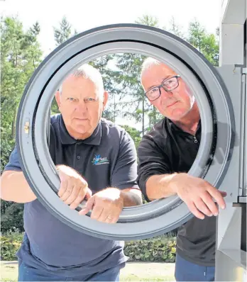  ?? ?? Fairfield Community Hub’s Colin Lamb and Danny McGregor with a broken door.