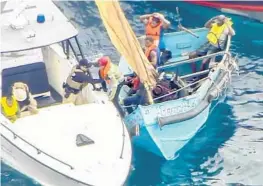  ?? WLPG LOCAL 10/COURTESY ?? A small sailboat carrying a group of migrants was intercepte­d in the ocean Wednesday.