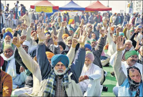  ?? SAKIB ALI/HT ?? Protesters raising slogans against the central government’s farm laws at the Ghazipur border in Delhi on Thursday.