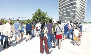  ?? MIGUEL IPAS ?? Decenas de zaragozano­s esperando a realizar una visita guiada a la Torre del Agua, ayer.