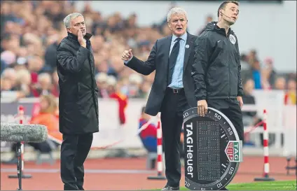  ?? FOTO: GYI ?? José Mourinho y Mark Hughes se ‘picaron’ en la banda Hubo sus más y sus menos entre ambos durante el Stoke-United (2-2)