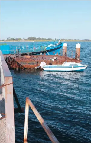  ??  ?? Ao fim de semana, atracam em Vila Real de Santo António perto de 300 espanhóis. São eles os principais dinamizado­res do negócio que existe neste extremo português e alguns escolhem mesmo ficar a viver por aqui.