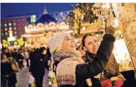  ?? FOTO: DIRK BRZOSKA ?? Rund 300 originell geschmückt­e Stände locken in Leipzig zum Bummel rund um den Marktplatz.