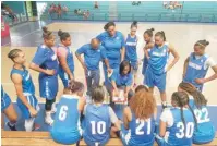  ?? FUENTE EXTERNA ?? Teresa Durán, al centro, durante un entrenamie­nto de la selección femenina de baloncesto.