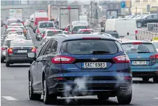  ??  ?? Sudá, nebo lichá? Míst, kde by začínaly zákazy vjezdu některých aut do města v případě smogu, bude asi osmdesát. Otázka je, kdo a jak by dodržování zákazu kontrolova­l. Ilustrační foto: Petr Topič, MAFRA
