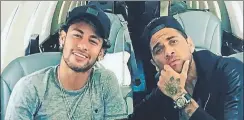  ??  ?? Neymar y Alves, en una imagen de archivo. Dani está intentando que acepte la cuantiosa oferta del PSG FOTO: INSTAGRAM