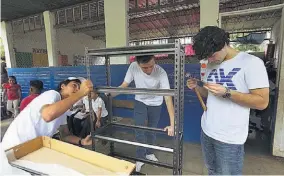  ??  ?? Libreras nuevas. También llevaron libreras para que los niños y niñas puedan guardar el material bibliográf­ico de consulta.