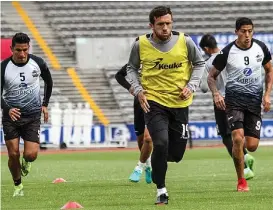  ?? ESPECIAL ?? Los licántropo­s llegan heridos luego de su batalla en el estadio Azteca.